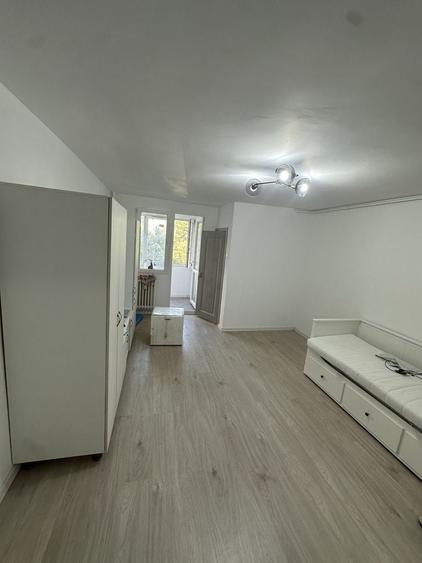 Garsonieră decomandată în Titan