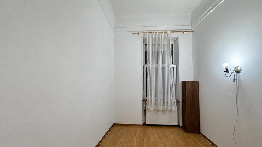 Apartament cu 3 camere semidecomandat în Central