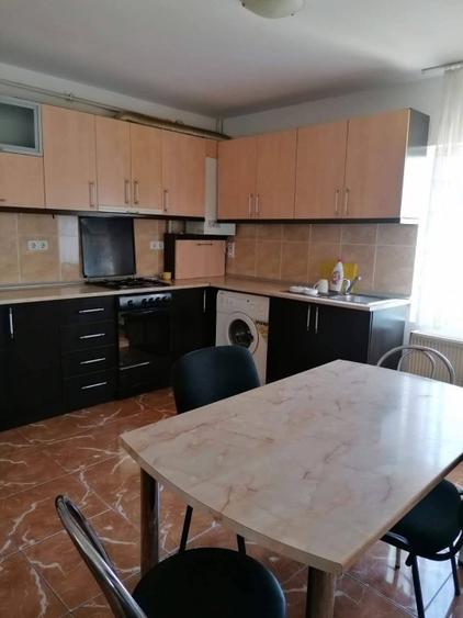 Apartament cu 4 camere decomandat, mobilat în Calea Moldovei