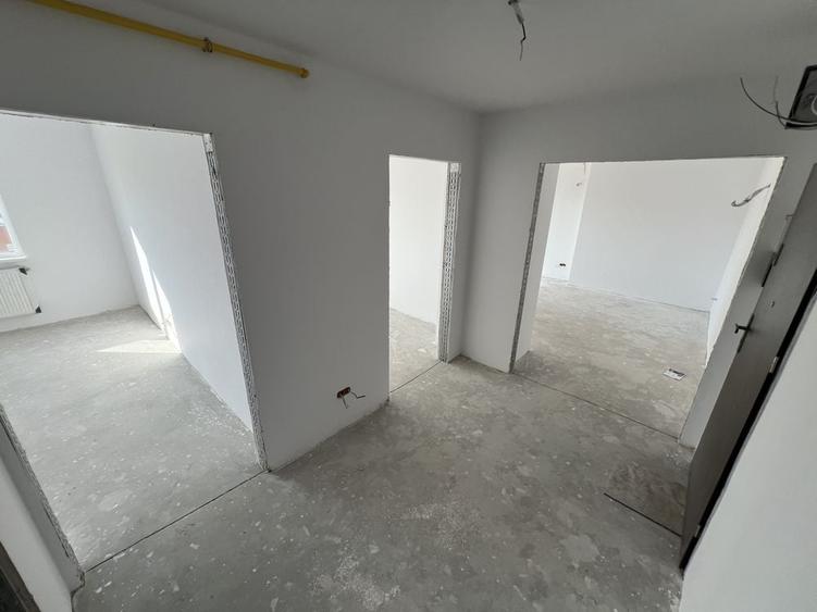 Apartament cu 2 camere decomandat în Pietroasa