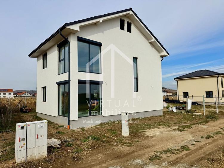 Casă individuală cu 4 camere cu Canalizare în Cristian