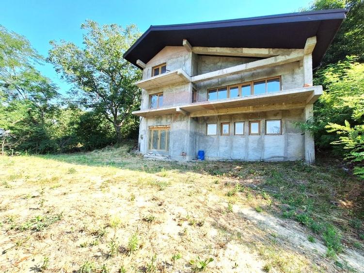 Casă / Vilă la gri aproape gata sa devina " acasa" ! - 2