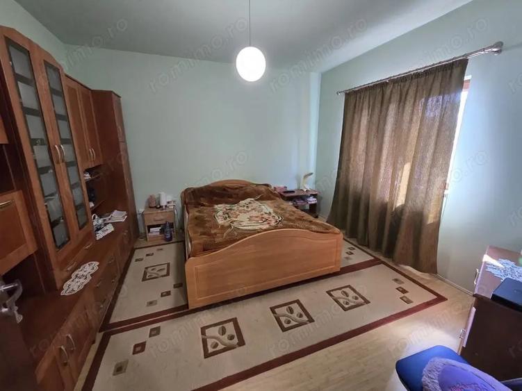 Casă Individuală cu 8 Camere și 4 Băi de Vânzare în Ciarda Roșie - 375 - 5