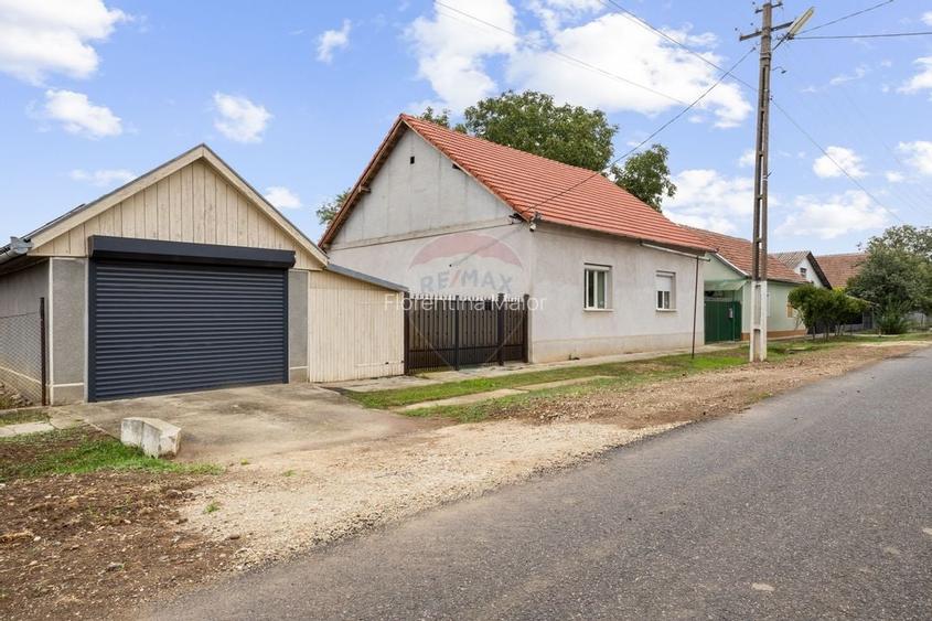 Casa si teren 2173 mp de vanzare in Tipar , la 12km de Chisineu Cris Casa si teren 2173 mp de vanzare in Tipar , la 12km de Chisineu Cris