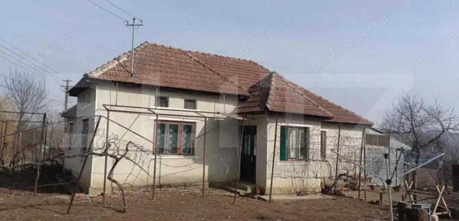 Casa cu 3 camere, bucatarie si baie, 105 mp ?i un teren de 1900 mp - 1