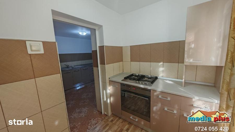 Casă cu 5 camere cu Teren 700 Mp în Piața Centrală