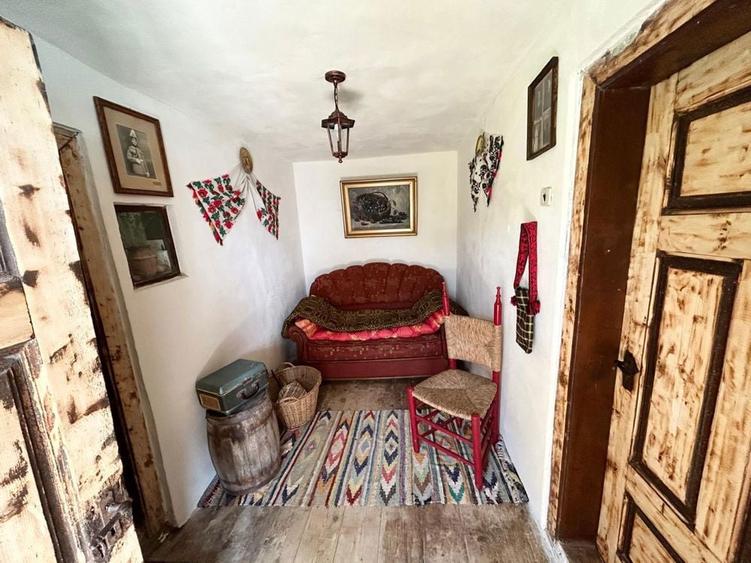 Casa MUSCELEANA , stil Conac , cu livada , teren intravilan- 2 000 mp. - 7