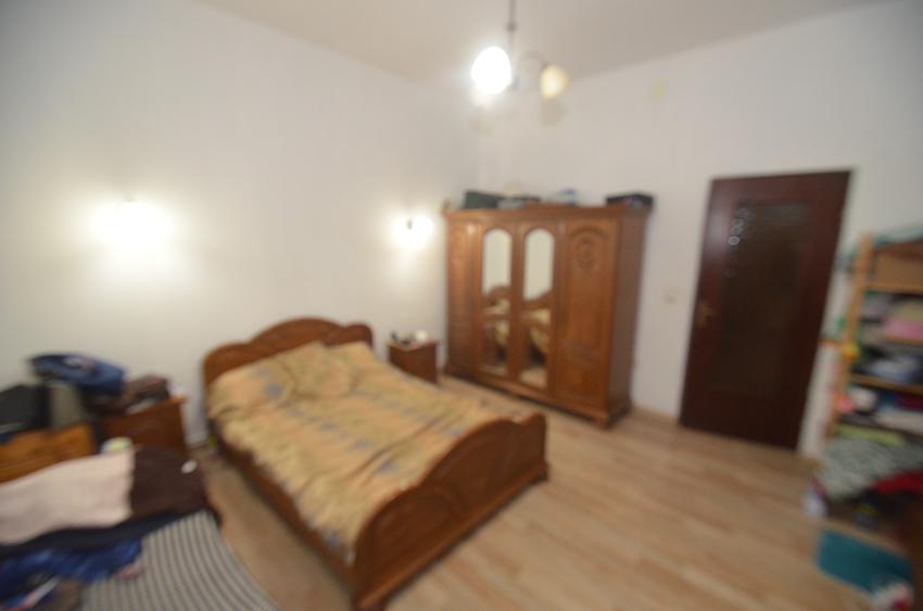 Apartament cu 3 camere si curte - 14