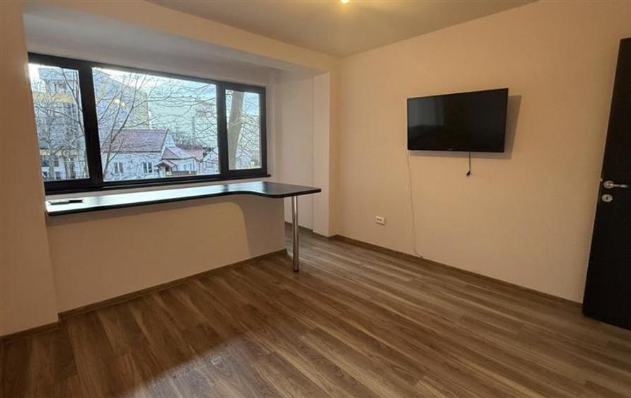 Decomandat la etaj 1, recent renovat zona Favorit - 1