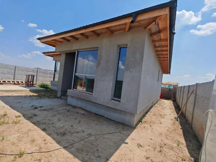 Casa parter 3 camere, dressing, curte 375 mp - 2