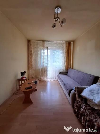Apartament cu 3 camere semidecomandat în Micro 15