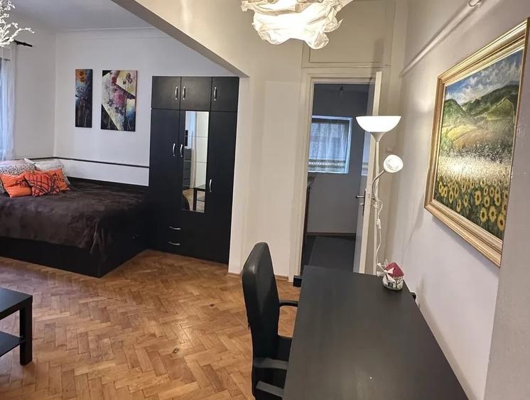 Garsonieră decomandată, mobilată în Calea Victoriei