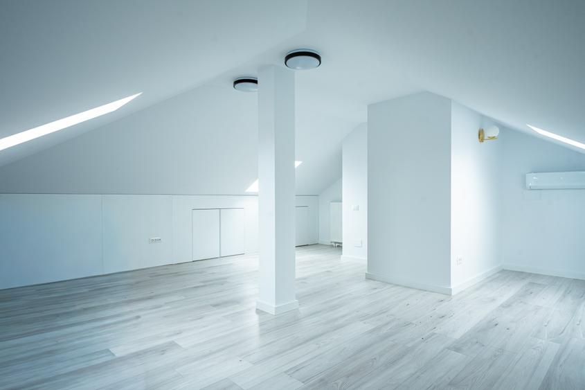 Duplex cu 5 camere cu Canalizare în Exterior Vest