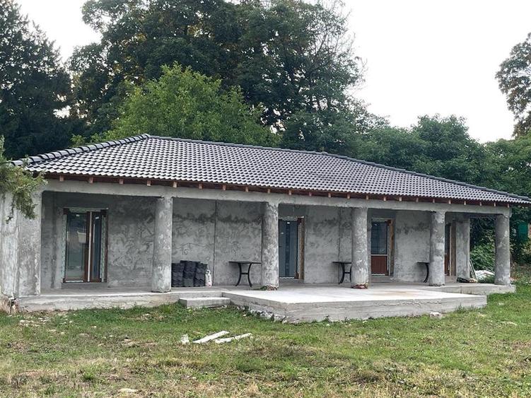 Casă cu 2 camere cu Teren 1400 Mp în Păuliș
