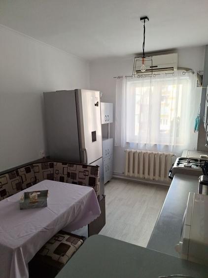 Apartament cu 3 camere semidecomandat în Cetate