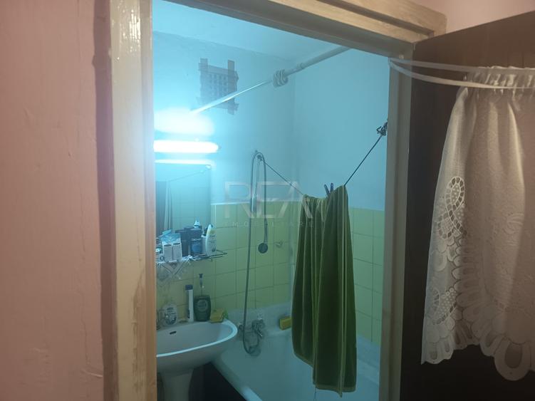 Apartament cu 3 camere semidecomandat în Berceni