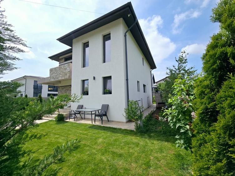 Gata de mutare - mobilata si utilata - str asfaltata - iaz cu pesti - 4 camere - 3