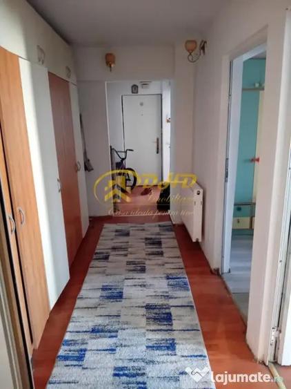 Apartament cu 3 camere decomandat în Păcurari