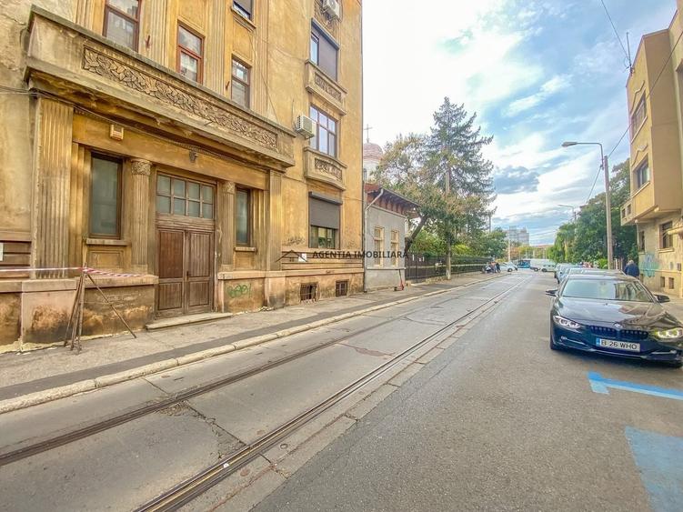Apartament cu 3 camere semidecomandat, mobilat în Cișmigiu