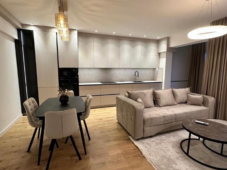 Apartament cu 2 camere decomandat, mobilat în Central