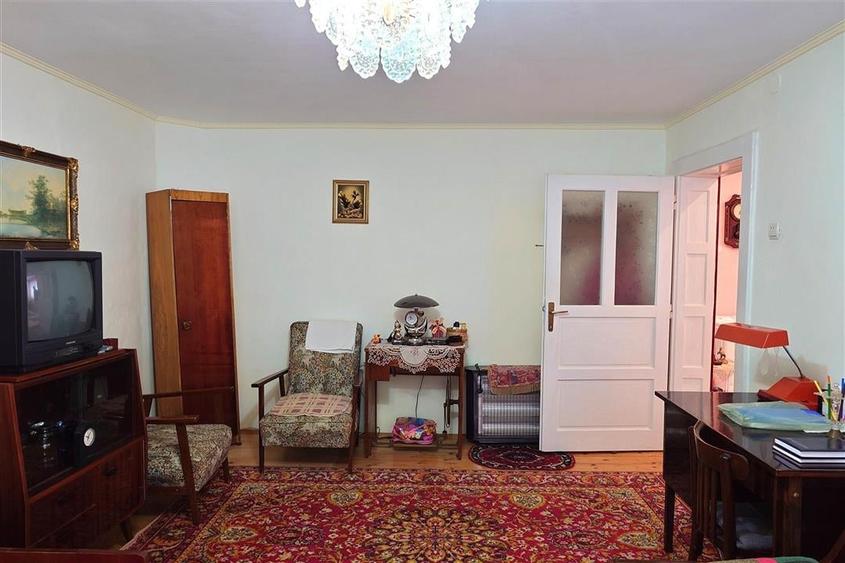 Gospodarie cu teren generos si constructii solide intr-o zona linistita - 7