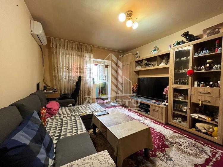 Apartament cu 3 camere, semidecomandat, etaj intermediar, Dambovita - 2