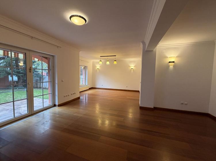 Vila semimobilata  cu 3 dormitoare, piscina exterioara, complex - 5