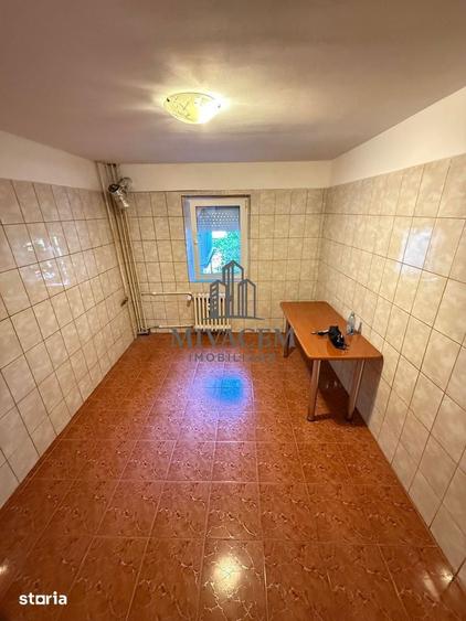 Apartament cu 4 camere decomandat în Calea București