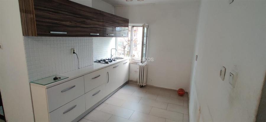 RECO . Apartament cu 3 camere Valenta .