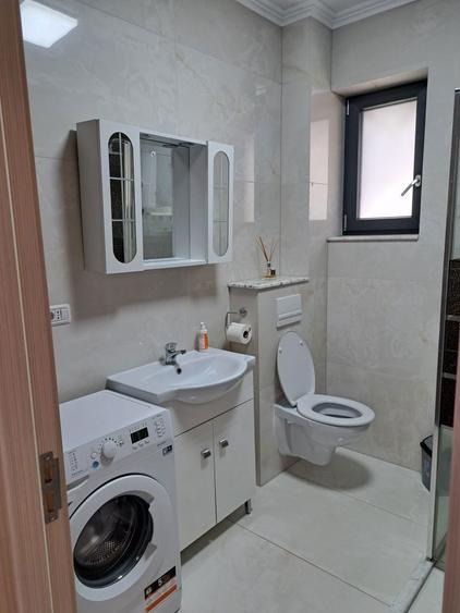Inchiriez apartament 3 camere , loc de parcare inclus , in zona AFI - 4
