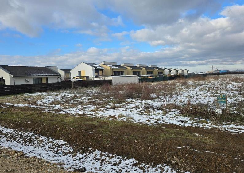 Teren intrav, langa Cart RIVIERA , 1 HA , utilitati , sosea - 1