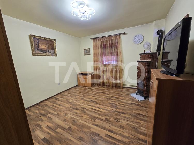 Casa individuala de vanzare 4 camere si curte 1310 mp Gusterita - 1