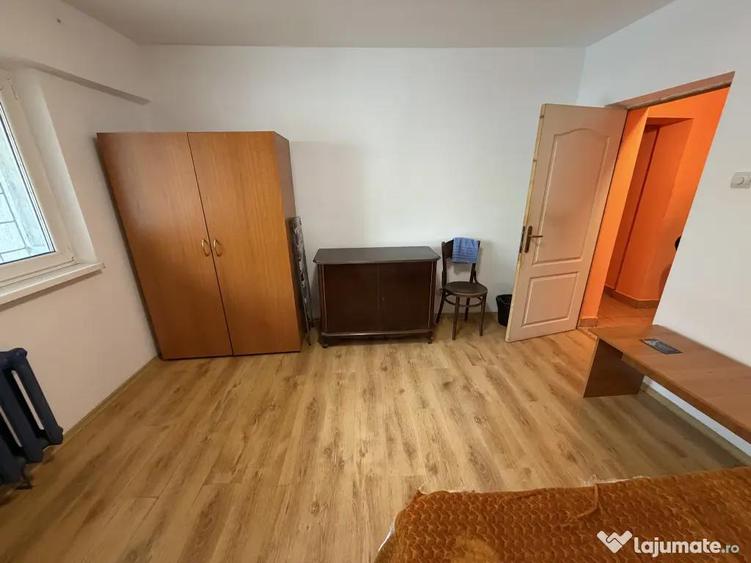 Inchiriez o camera intr-un apartament cu 3 camere - 1