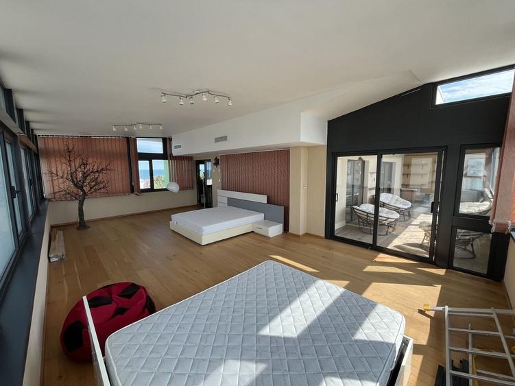 Penthouse cu 6 camere decomandat, mobilat în Central