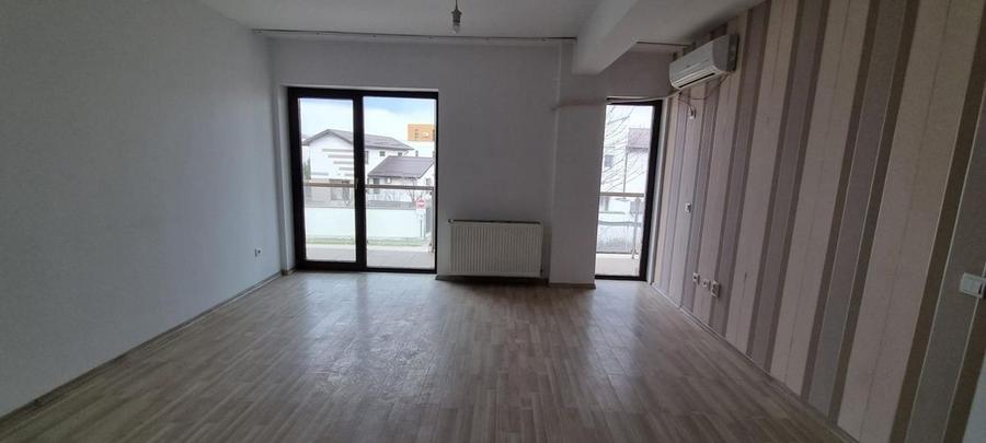 Apartament cu 3 camere semidecomandat, mobilat în Nord