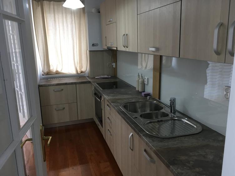 Apartament cu 3 camere semidecomandat, mobilat în Lazaret