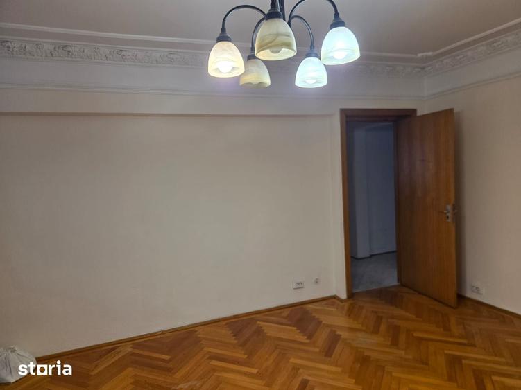 Apartament cu 3 camere semidecomandat în Cotroceni