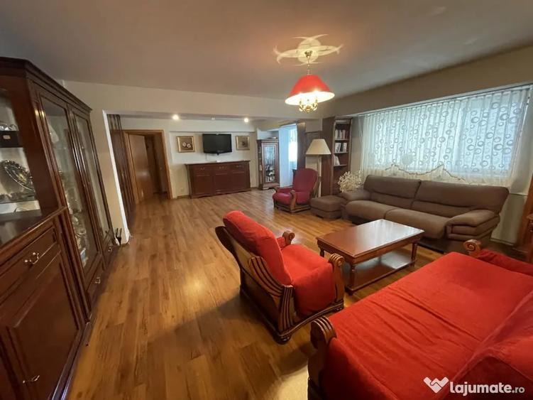 Apartament cu 4 camere decomandat în Victoriei