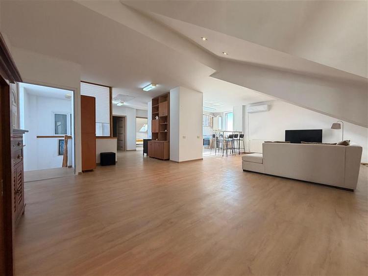 Apartament cu 3 camere semidecomandat, mobilat în Colentina