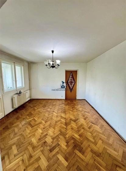 Apartament cu 3 camere semidecomandat în Berceni