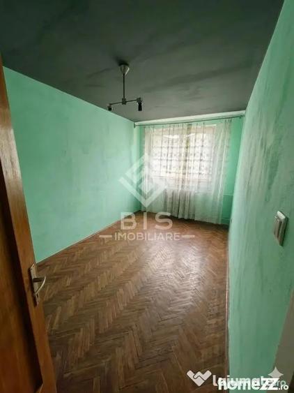 Apartament cu 3 camere semidecomandat în Decebal