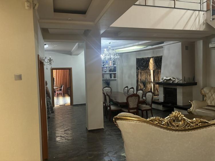 Casă cu 6 camere cu Teren 1000 Mp în Central