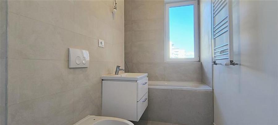 Apartament cu 3 camere nedecomandat în Aradului