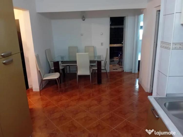 Apartament cu 3 camere decomandat în Mărăței