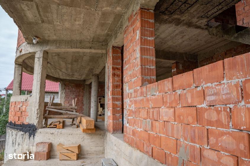 Casă cu 8 camere cu Teren 595 Mp în Scorțeni