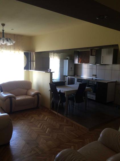 Inchiriez Apartament ultracentral 3 camere - 1