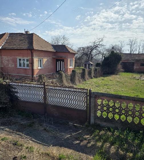 Vand casa in Totesti. - 1