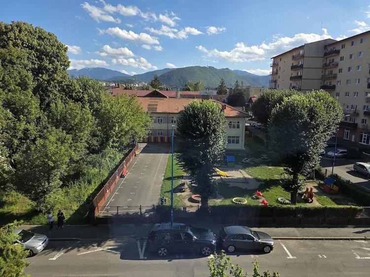 Apartament cu 2 camere decomandat în Tractorul