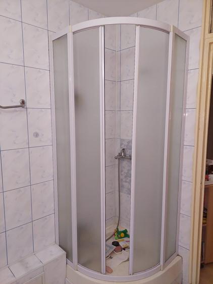 Apartament cu 3 camere semidecomandat în Baba Novac