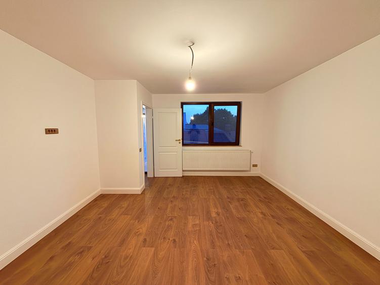Casă cu 5 camere cu Teren 220 Mp în Central